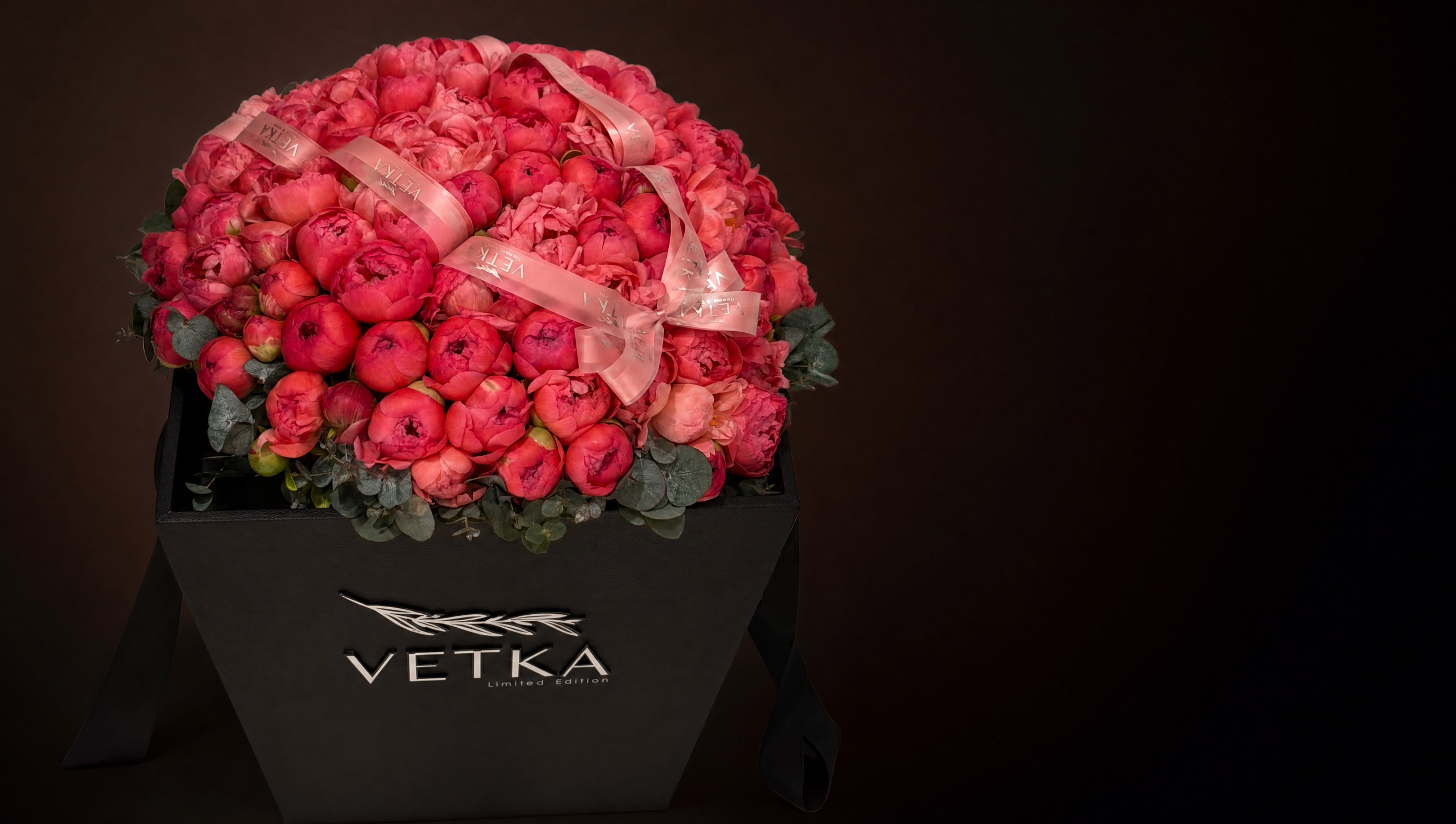 Фирменная коробка VETKA с коралловыми пионами